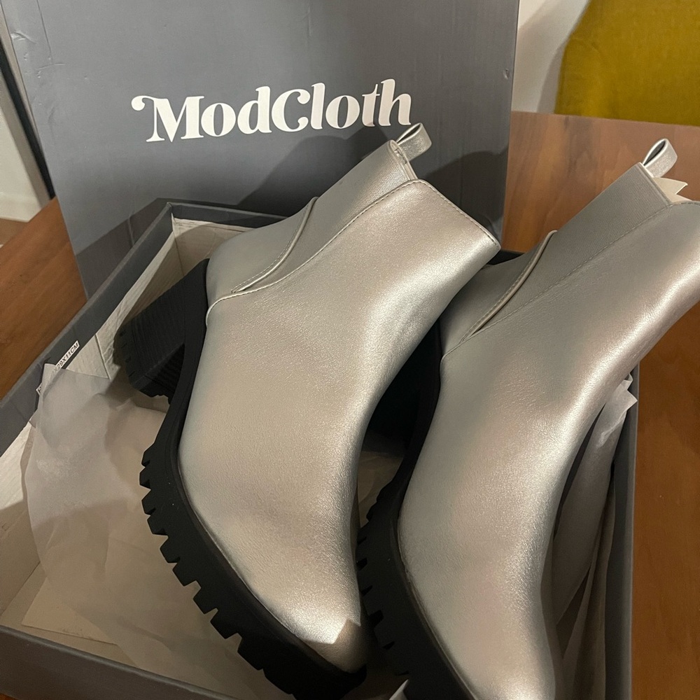 NWT Modcloth silver size 10 boots